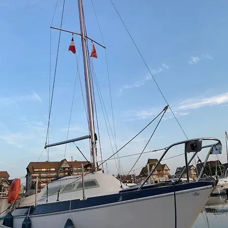 Madi Au Fil De L'eau A Botel Deauville